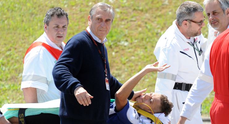 Il dottor Claudio Costa assiste Valentino Rossi dopo la caduta al Gran Premio del Mugello 2010