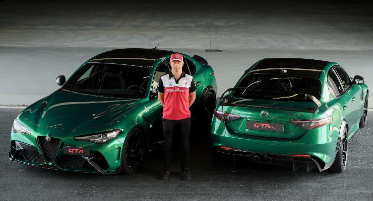 Kimi Raikkonen sulla Giulia Gta (Foto Marco Alpozzi/LaPresse/Alfa Romeo)