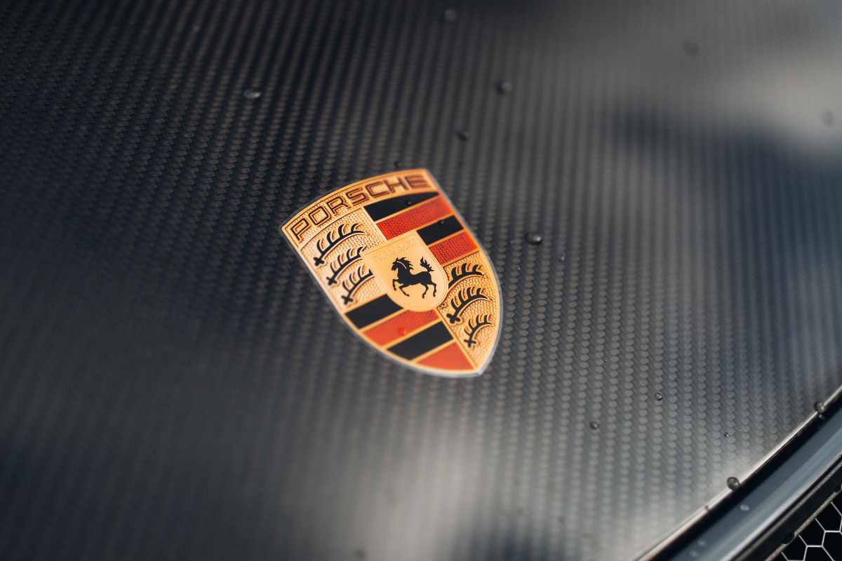 Logo Porsche in primo piano