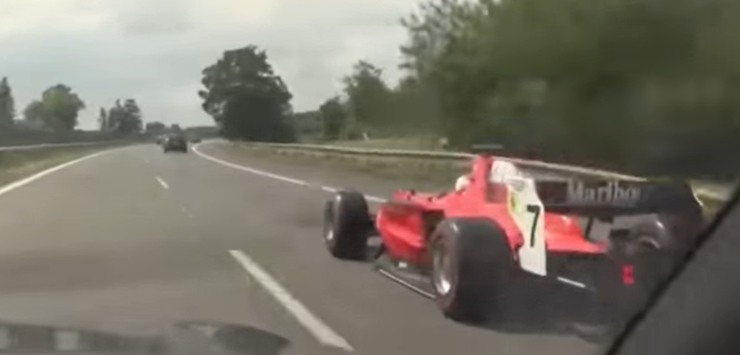 Monoposto beccata in autostrada