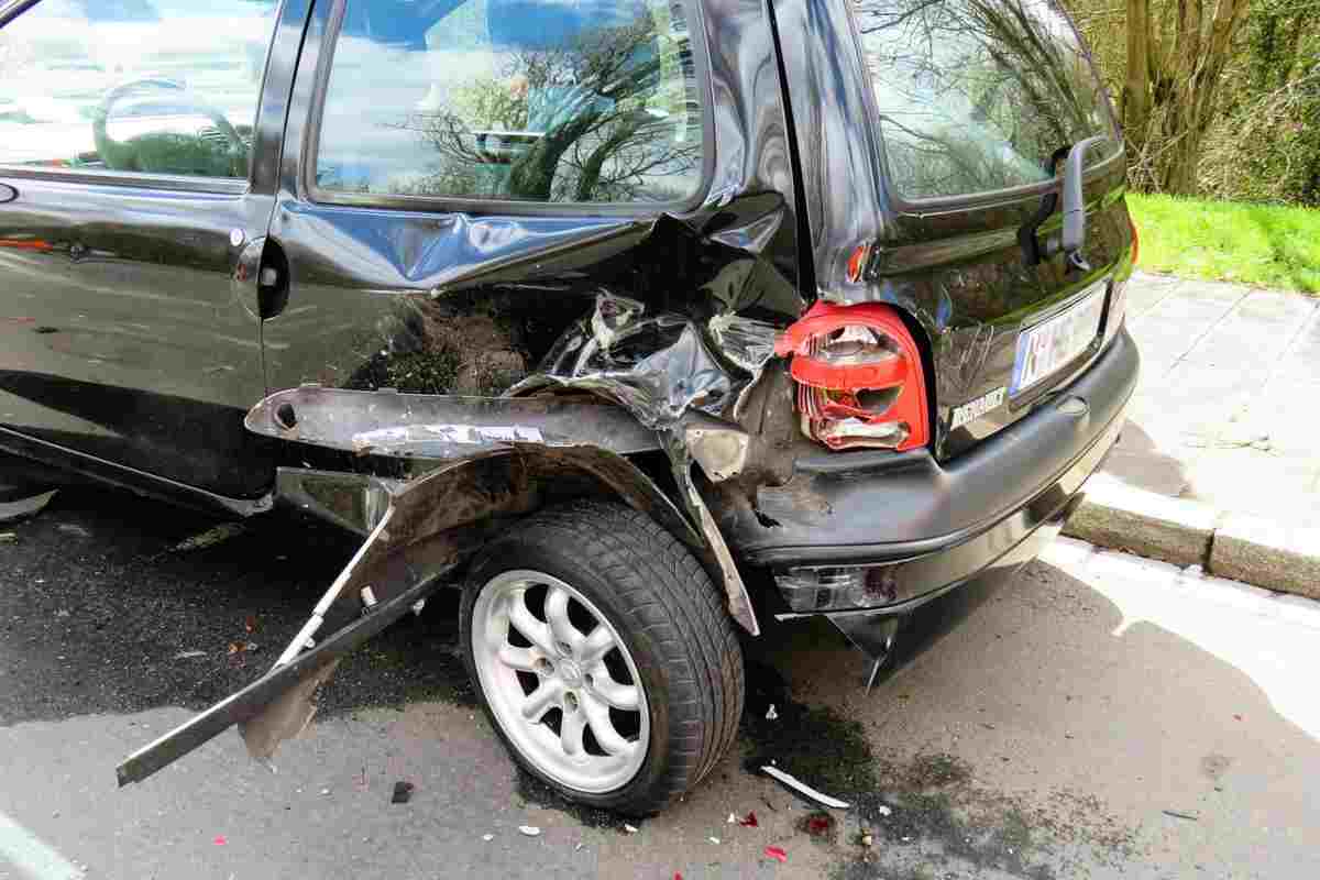 Incidente in auto contro un supermercato