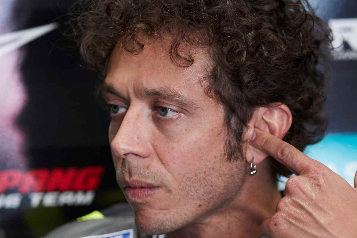 Valentino Rossi distrugge la Yamaha