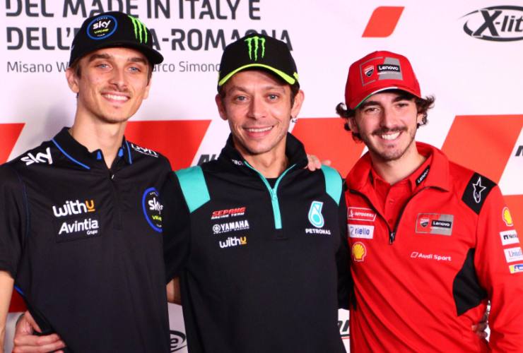 Valentino Rossi con i ragazzi della sua Academy