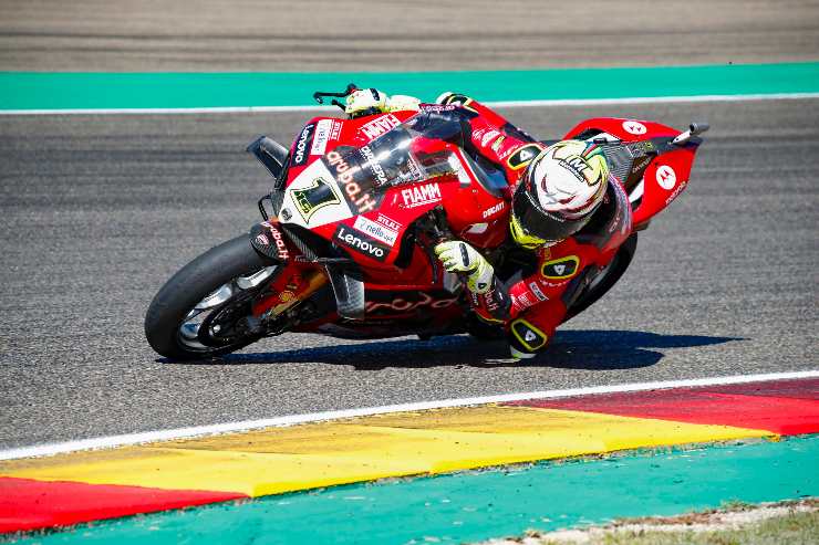 Alvaro Bautista domian la Superbike