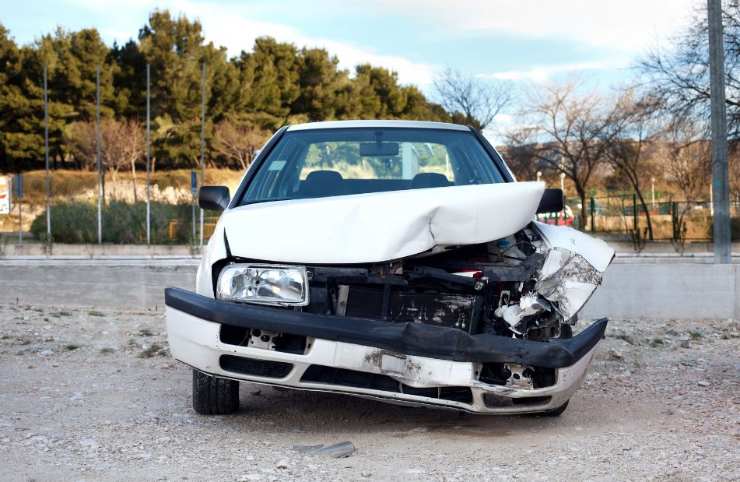 Auto incidentata che pericolo