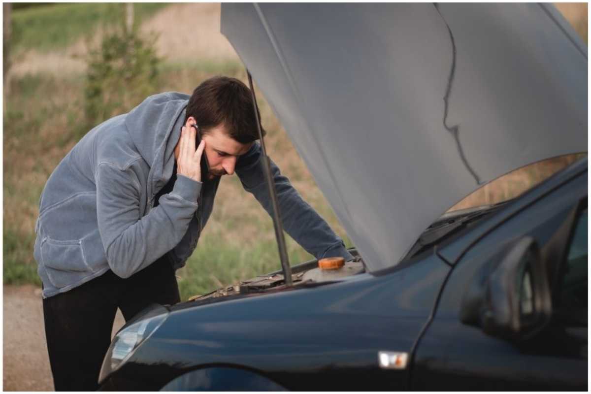 Auto, senti uno strano fischio? Devi fermarti subito, c'è un grave problema