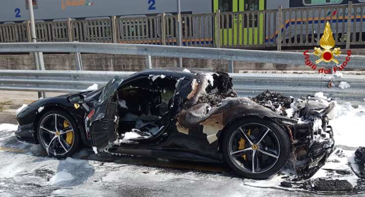 Una iconica Ferrari in fiamme