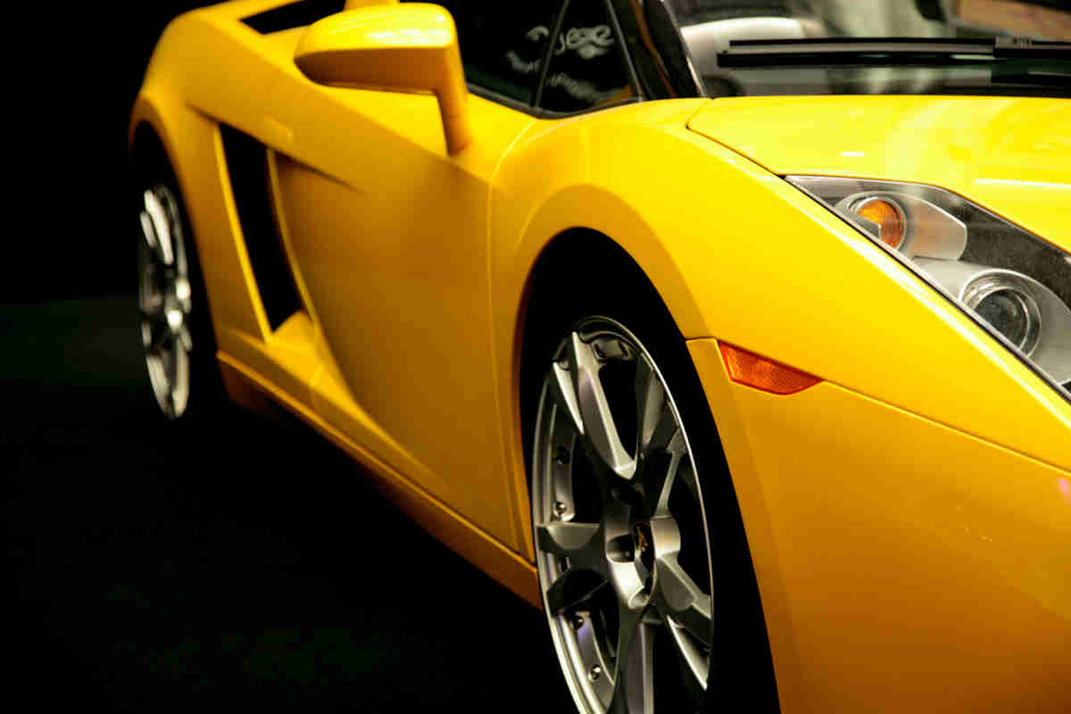 Dettaglio di una Lamborghini gialla su sfondo nero
