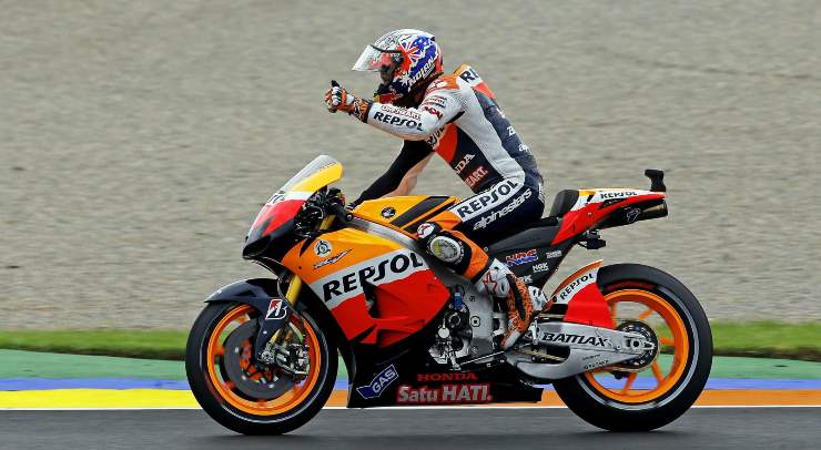 Casey Stoner torna a parlare di MotoGP ed entra a gamba tesa: parole al veleno