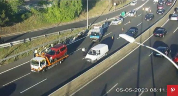 Auto, si ferma d'improvviso in autostrada: quello che accade fa il giro del web