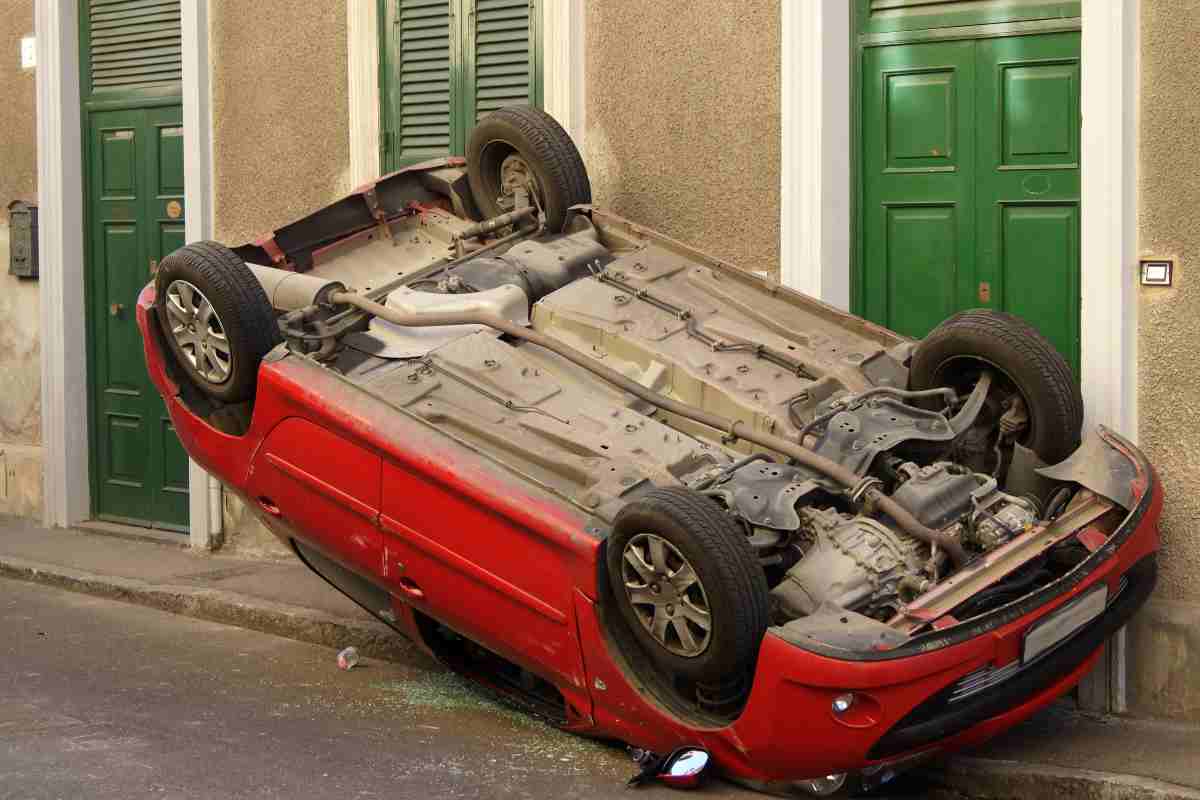 Che derapata con l'auto elettrica, l'idea è pessima: il botto fa tremare la strada (VIDEO)