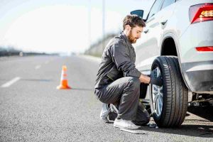 Auto, si ferma d'improvviso in autostrada: quello che accade fa il giro del web