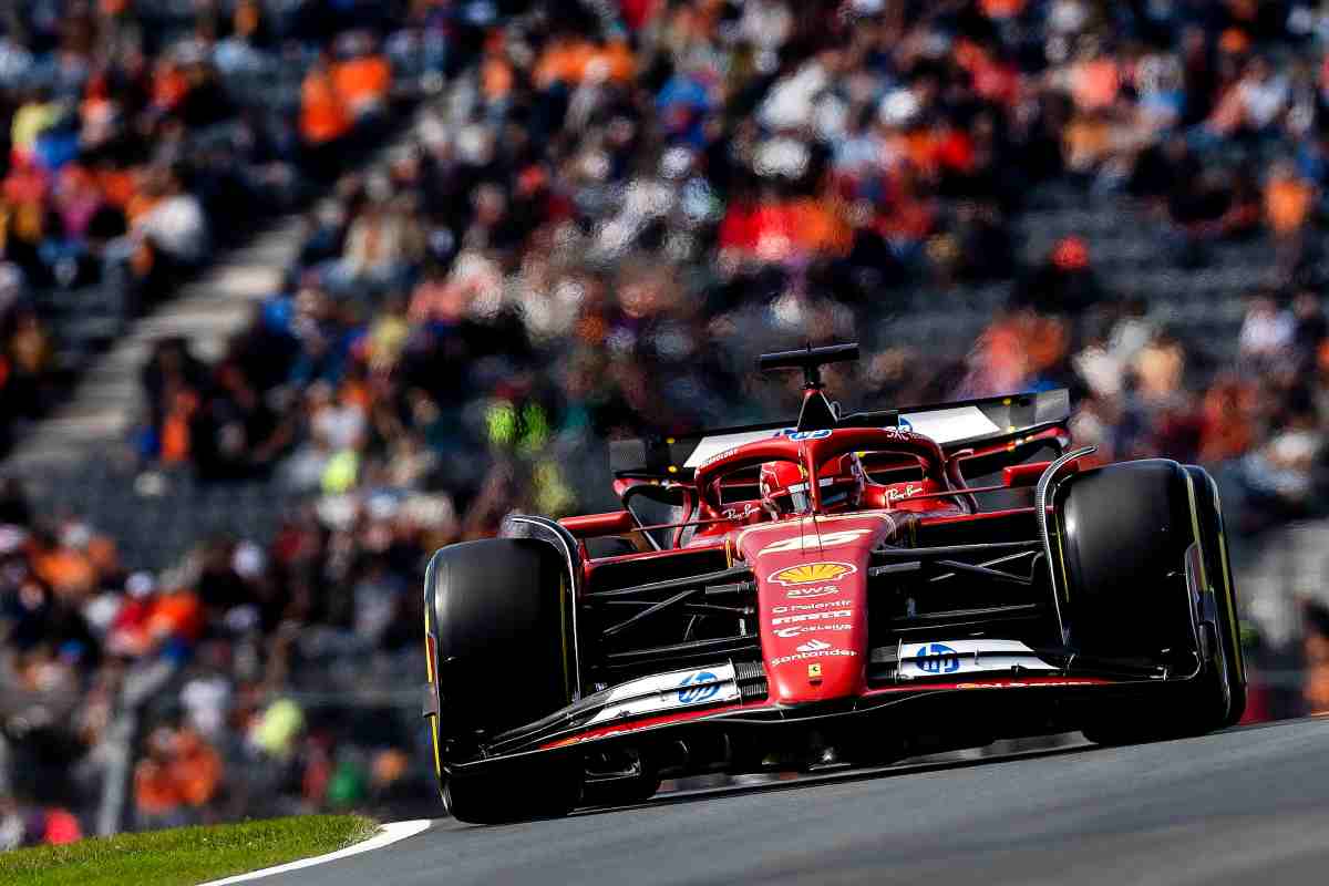 Ferrari, "incidente" in pitlane per Leclerc: il momento tragicomico che nessuno ha notato a Monza