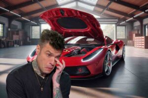 Le difficoltà di Fedez con la sua Ferrari: prova a metterla in moto, ma sbaglia tutto (VIDEO)