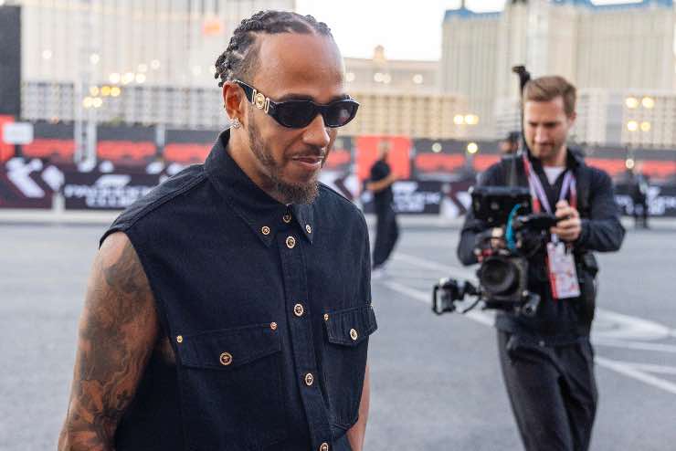 Lewis Hamilton look sorprendente