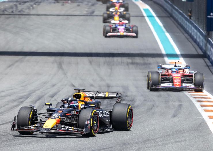 Max Verstappen e Charles Leclerc duro confronto