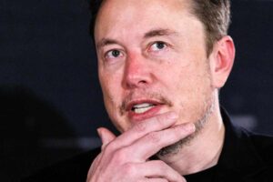 Elon Musk corre ai ripari