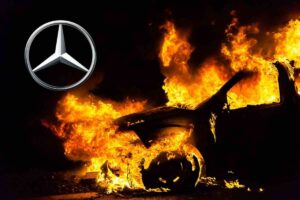 Mercedes, l'auto in fiamme fa il giro del mondo: è elettrica e ha fatto un vero disastro (VIDEO)