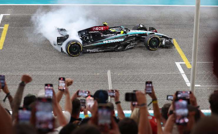 Lewis Hamilton clamorosa coincidenza