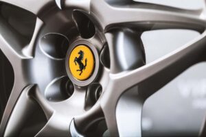 Ferrari unica al mondo in giro per Maranello: paparazzata un’auto per veri ricchi